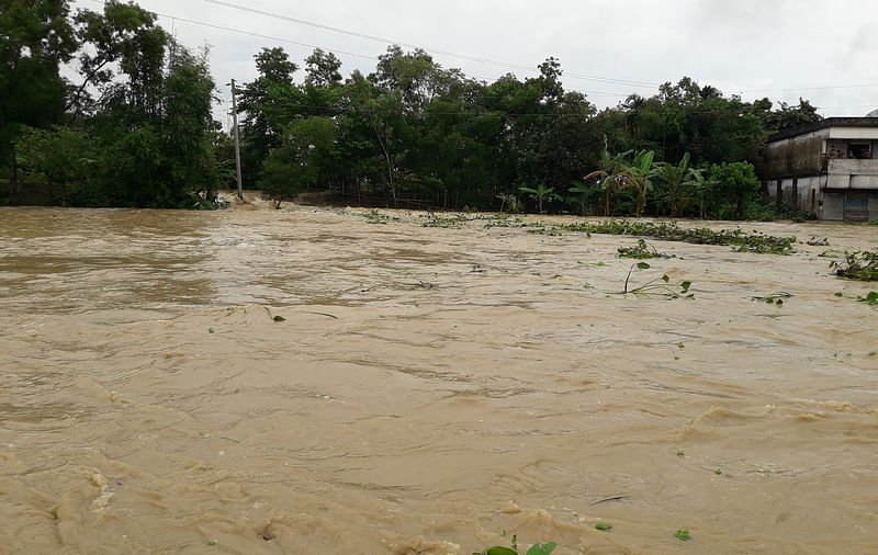 মনু নদের বাঁধ ভেঙে লোকালয়ে পানি ঢুকেছে। গতকাল বৃহস্পতিবার সকালে মৌলভীবাজারের রাজনগরের কদমহাটায়